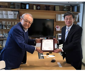 弊社会長依田が中国友好和平発展基金会から栄誉証書を授与されました